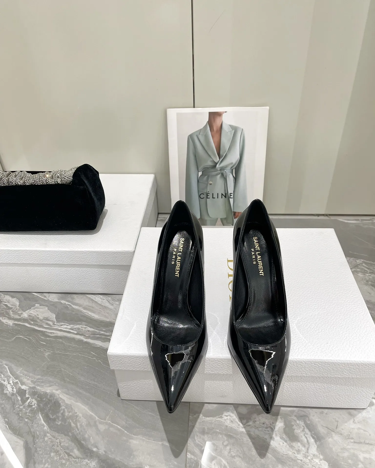 👟👟Ex-factory price 560👟👟 YSL Yves Saint Laurent’s fashionable logo and high heels are new✔️✔️✔️ Only YSL understands women’s hearts best! The exquisite shoe last and the original molded custom logo heel are also the biggest highlights of this pair of shoes! The upper is exquisite and high-end! Full of goddess style🥂 💙 Upper: imported calf leather, cow patent leather 💙 Lining: imported 🐑 sheep leather 💙 Sole: imported leather outsole 💙 Height: 9cm 💙 Color: black paint with gold, black leather with black 💙 Size: 35-39 💙 (Full package)